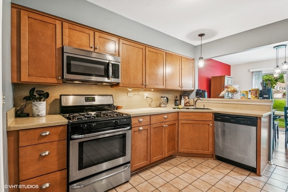 1063 Ridgefield Circle Carol Stream, IL 60188 - Photo 3 of 17 Gallery Image 3