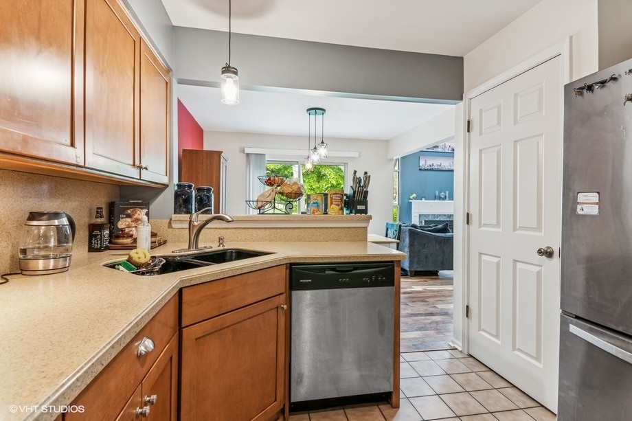 1063 Ridgefield Circle Carol Stream, IL 60188 - Photo 4 of 17 Gallery Image 4