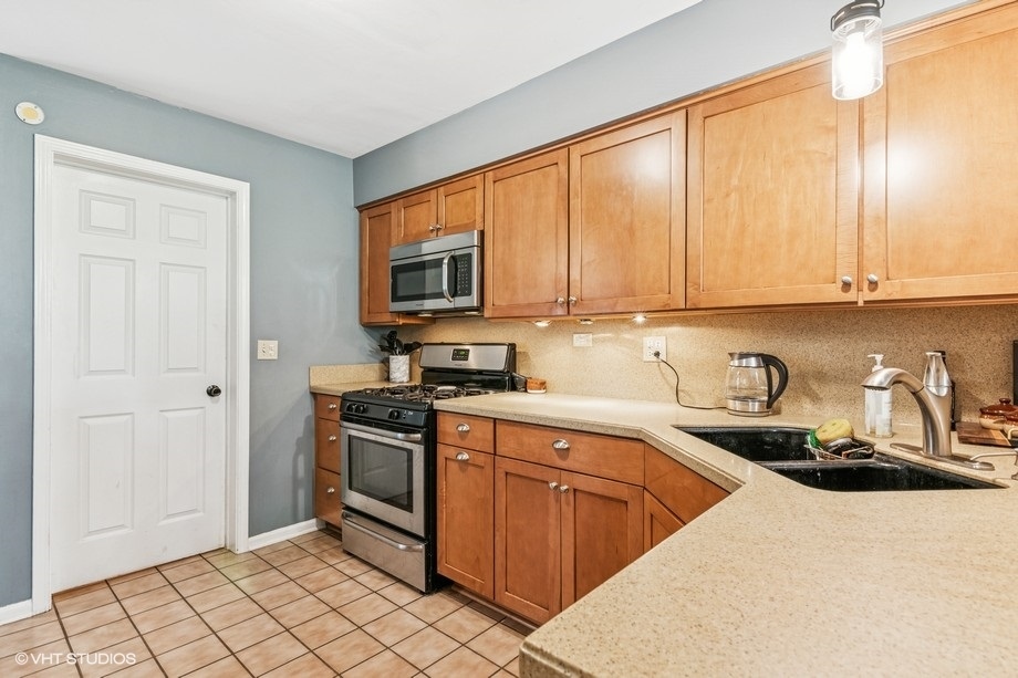 1063 Ridgefield Circle Carol Stream, IL 60188 - Photo 5 of 17 Gallery Image 5