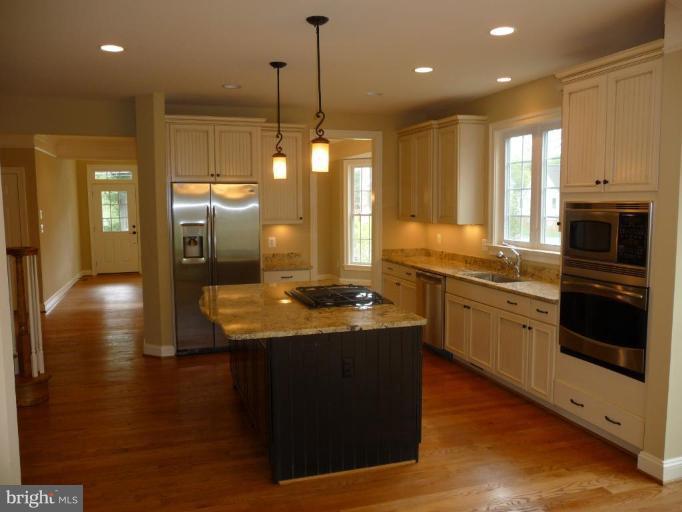 8041 Washington Road Alexandria, VA 22308 - Photo 2 of 21 Kitchen/Dining Room