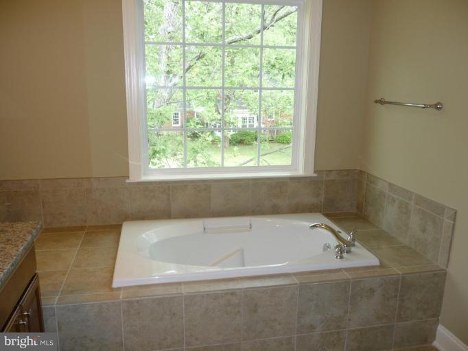 8041 Washington Road Alexandria, VA 22308 - Photo 12 of 21 Master Bath #2