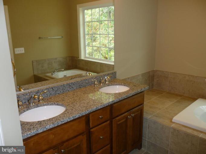 8041 Washington Road Alexandria, VA 22308 - Photo 13 of 21 Master Bath