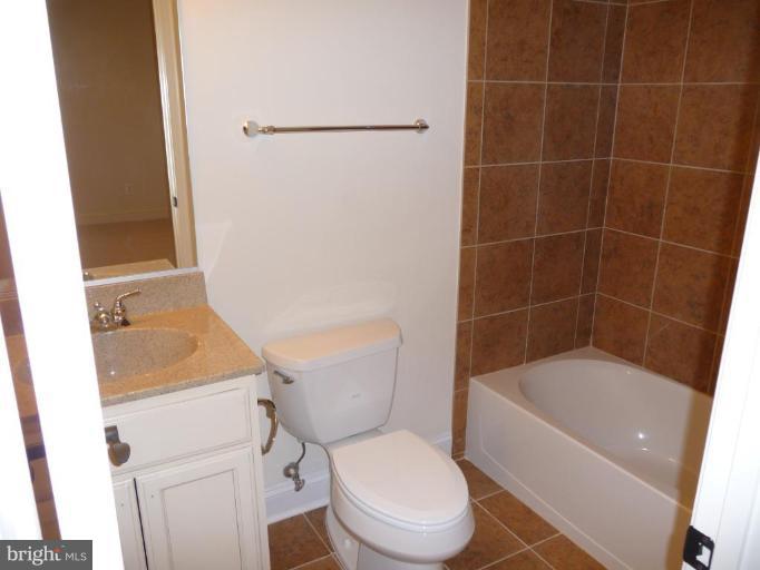 8041 Washington Road Alexandria, VA 22308 - Photo 17 of 21 Bath #1