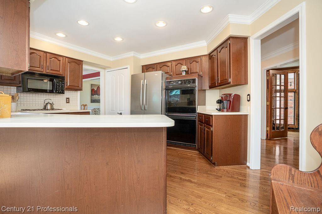 2072 Ridgefield Court Rochester, MI 48306 - Photo 6 of 41 Centrally located kitchen