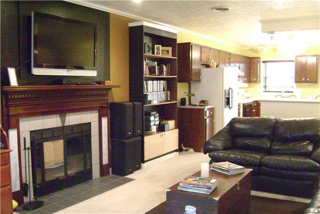790 Fitzpatrick Road Nashville, TN 37214 - Photo 8 of 20 17x12 Large Living Room w/ Fireplace & Built-in!