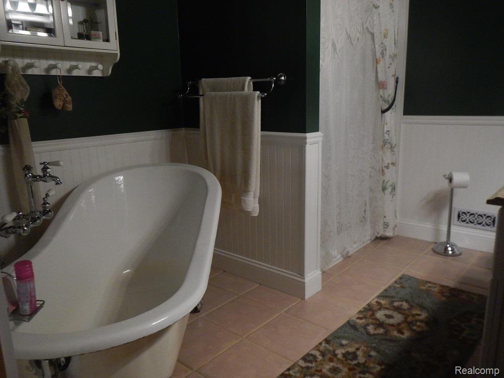 1846 Noble Road Leonard, MI 48367 - Photo 38 of 53 Master Tub.jpg