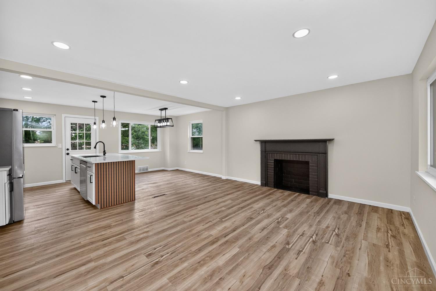 8957 Plainfield Road Cincinnati, OH 45236 - Photo 5 of 40