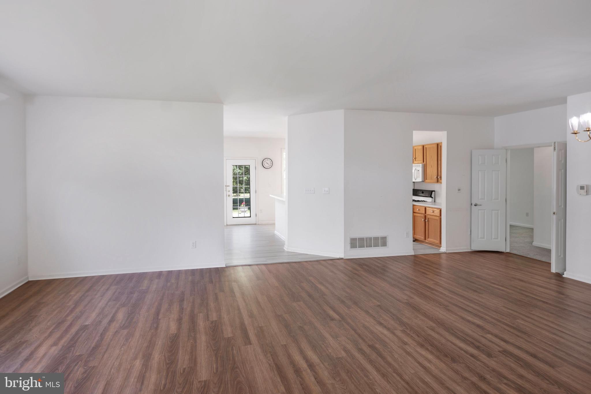 9 Foster Road Pennington, NJ 08534 - Photo 4 of 23