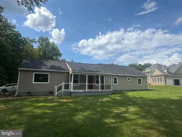 a view of a house with a backyard