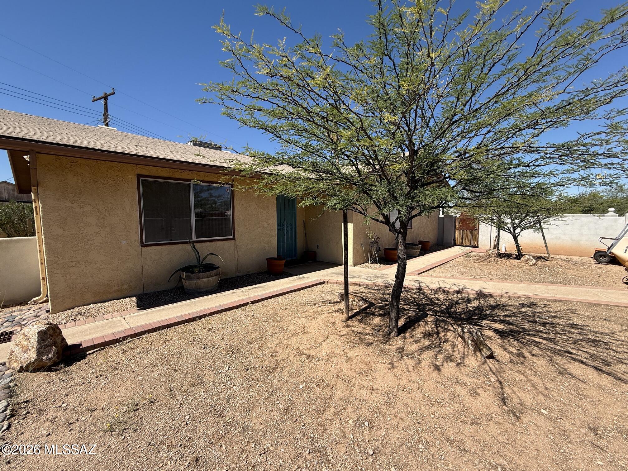 4086 East Montecito Street Tucson, AZ 85711 - Photo 3 of 49 IMG_4688