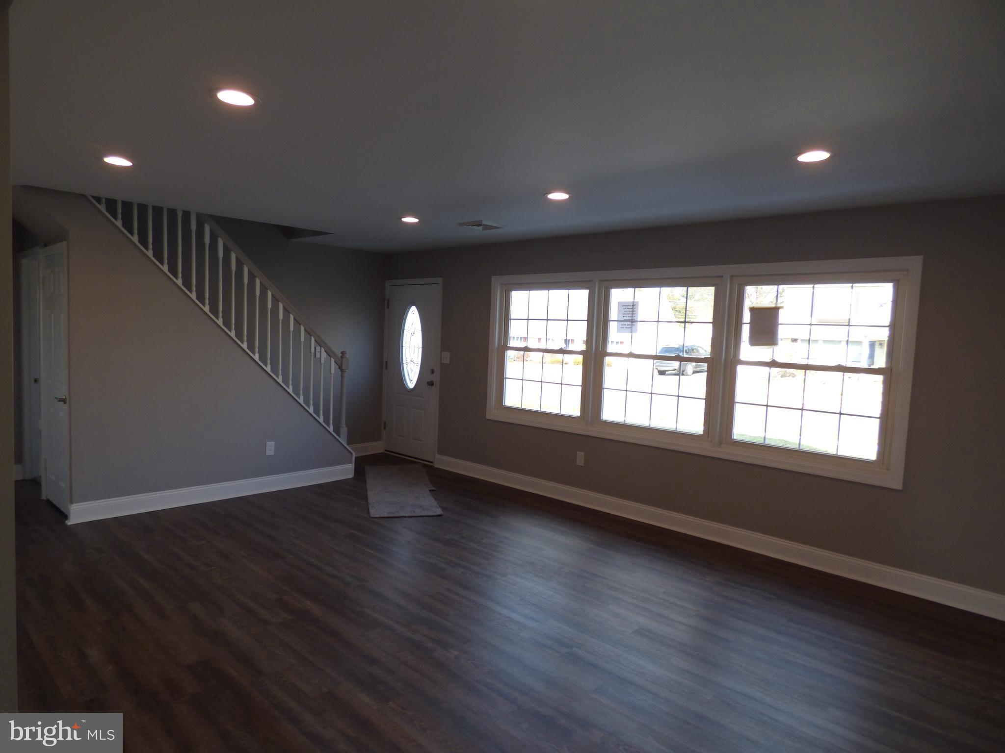 11 Quail Road Levittown, PA 19057 - Photo 4 of 21 Livingroom