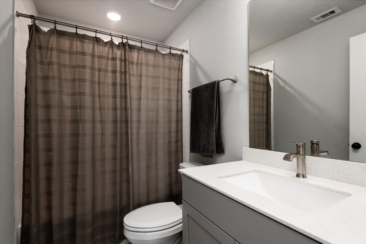 27134 Cutleaf Daisy Court Hockley, TX 77447 - Photo 31 of 46 Upstairs full bath with a tub/shower combo.