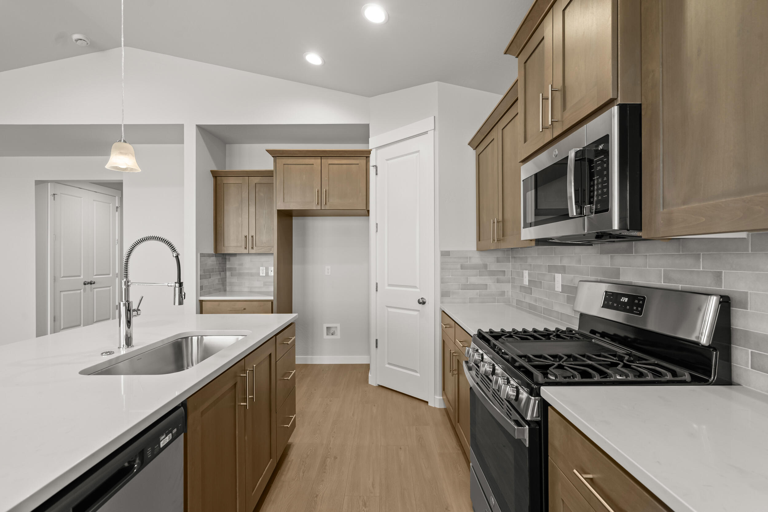 1141 Pumpkin Ridge, Unit 320 Eagle Point, OR 97524 - Photo 6 of 25 a kitchen that has a sink and a stove
