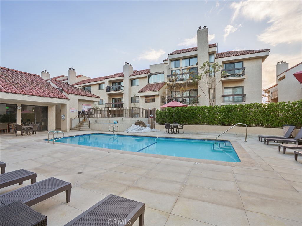 8180 Manitoba Street, Unit 302 Playa del Rey, CA 90293 - Photo 19 of 31 a front view of a house with garden