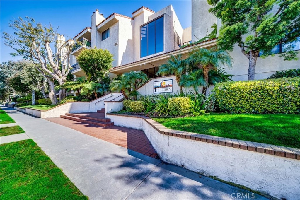 8180 Manitoba Street, Unit 302 Playa del Rey, CA 90293 - Photo 31 of 31 a view of a garden with a house