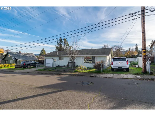 $275,000 | 1785 Northwest Grove Street, Roseburg, OR 97471