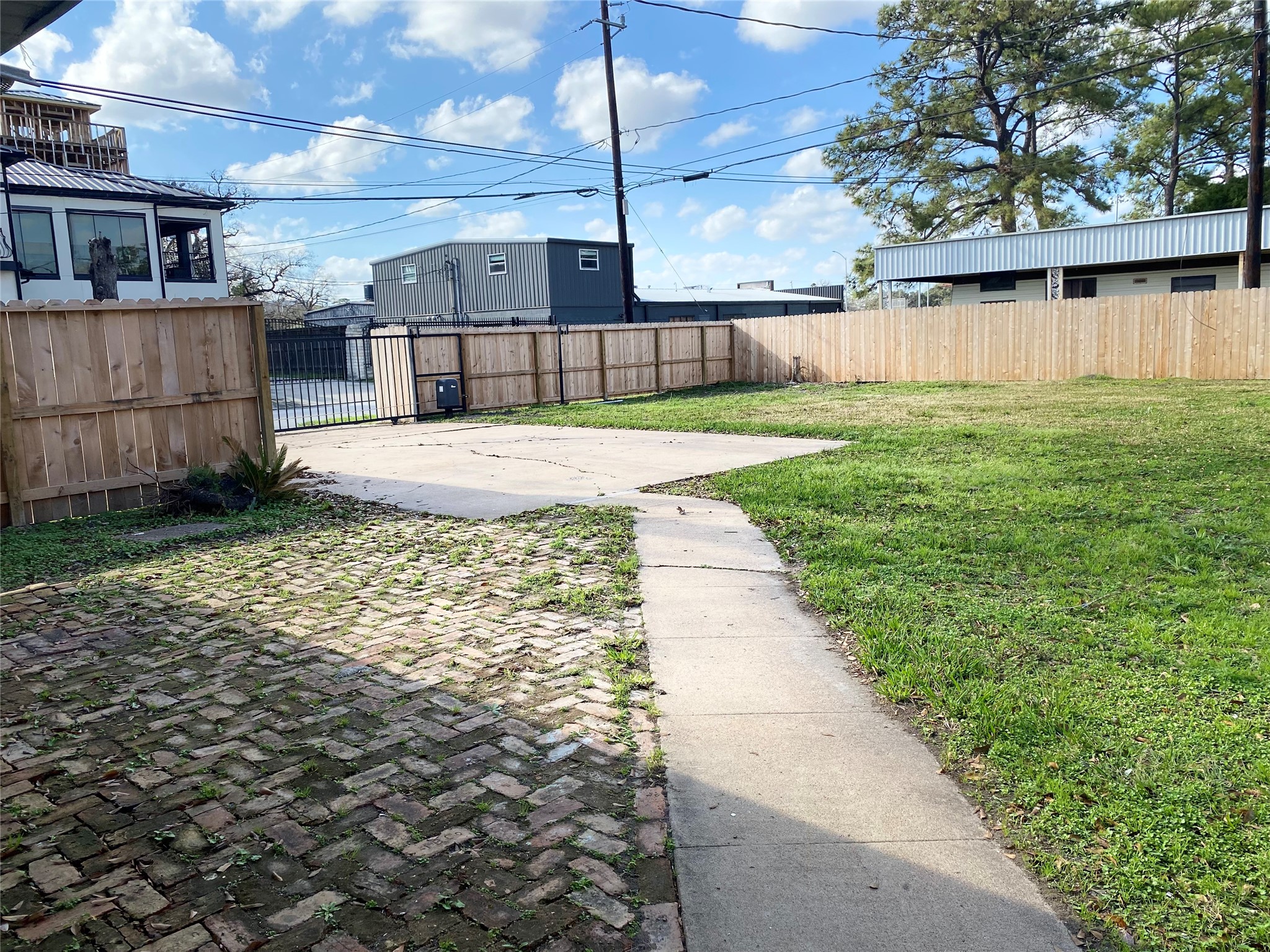 4901 Winnetka Street Houston, TX 77021 - Photo 38 of 45 a view of a back yard of the house