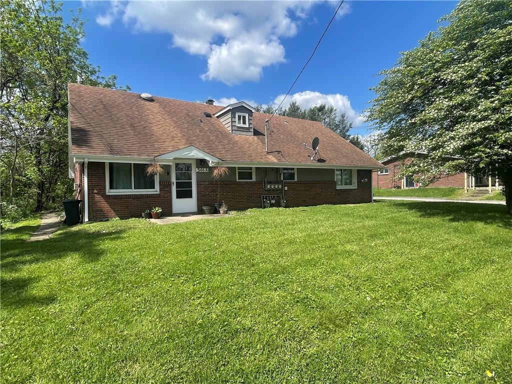 a view of a yard in front of house