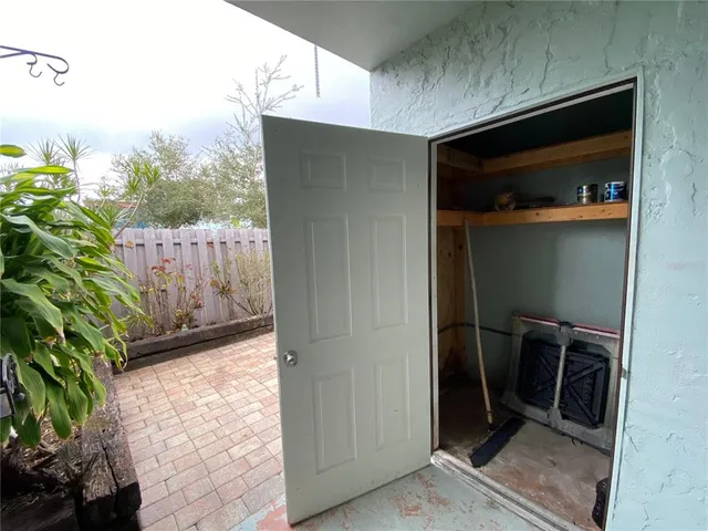 en empty room with windows and ceiling fan