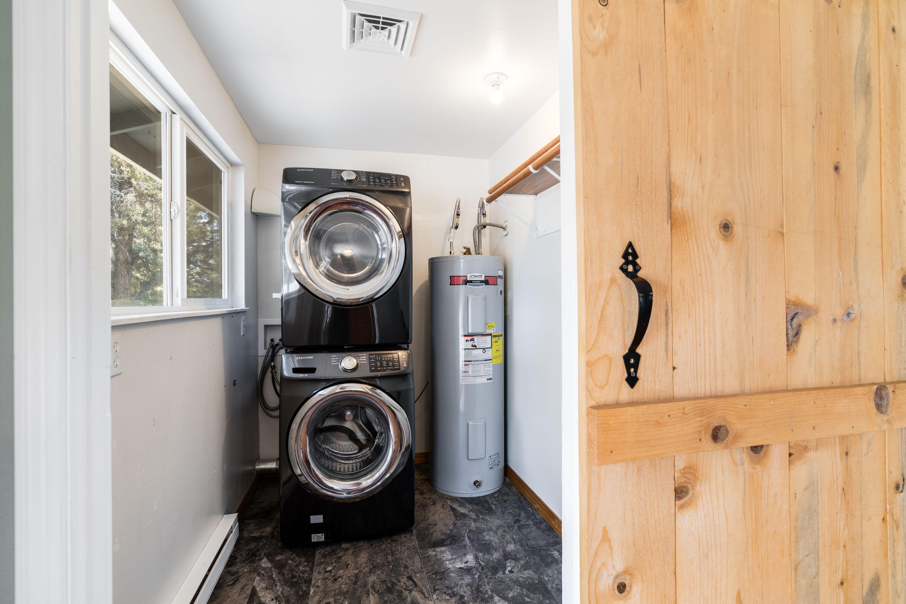 67089 Fryrear Road Bend, OR 97703 - Photo 21 of 41 Laundry