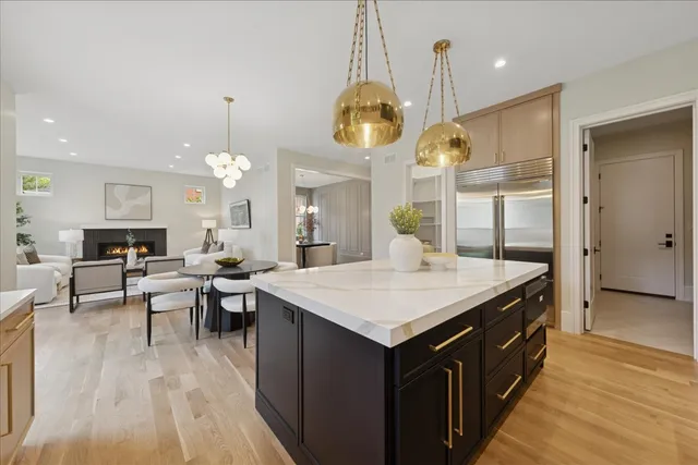 a large kitchen with kitchen island a large island in it