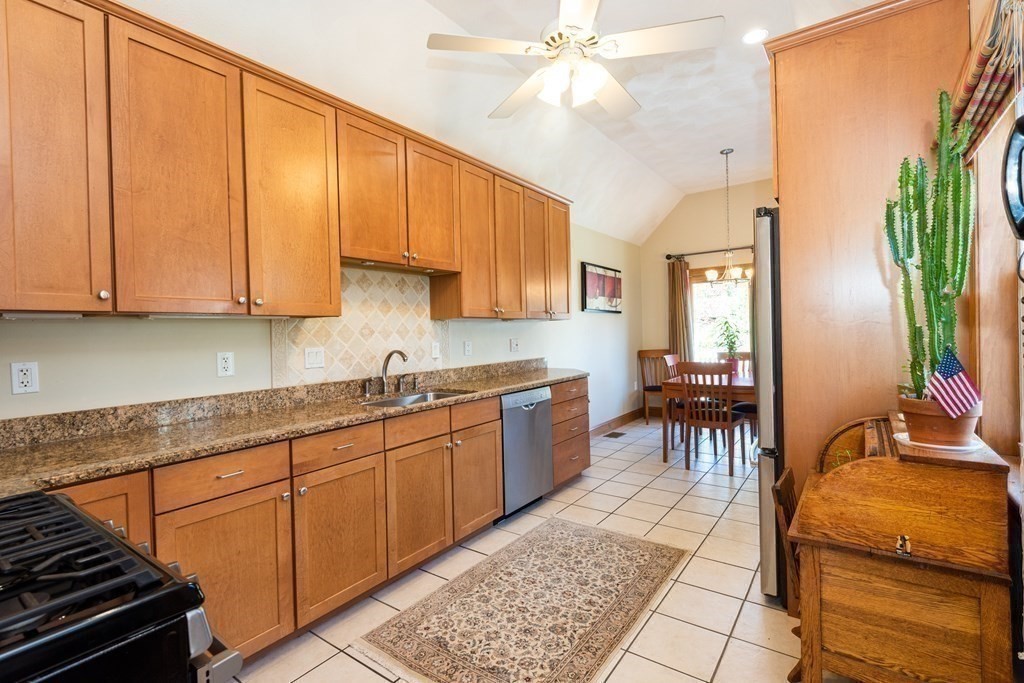 7 Maple Street, Unit 7 Reading, MA 01867 - Photo 11 of 40