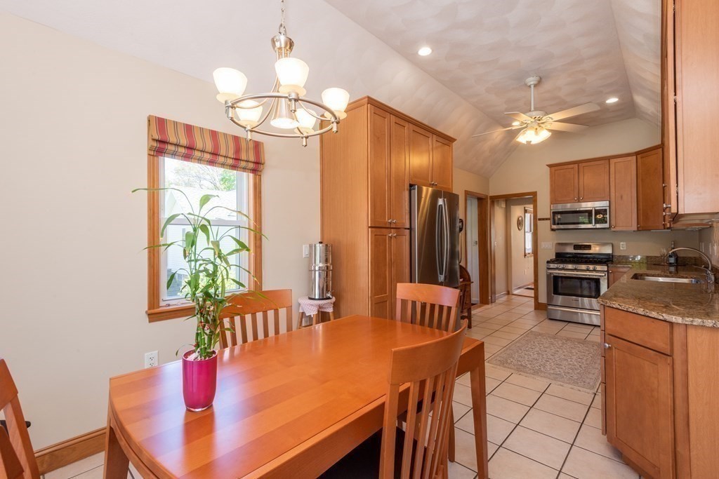 7 Maple Street, Unit 7 Reading, MA 01867 - Photo 8 of 40