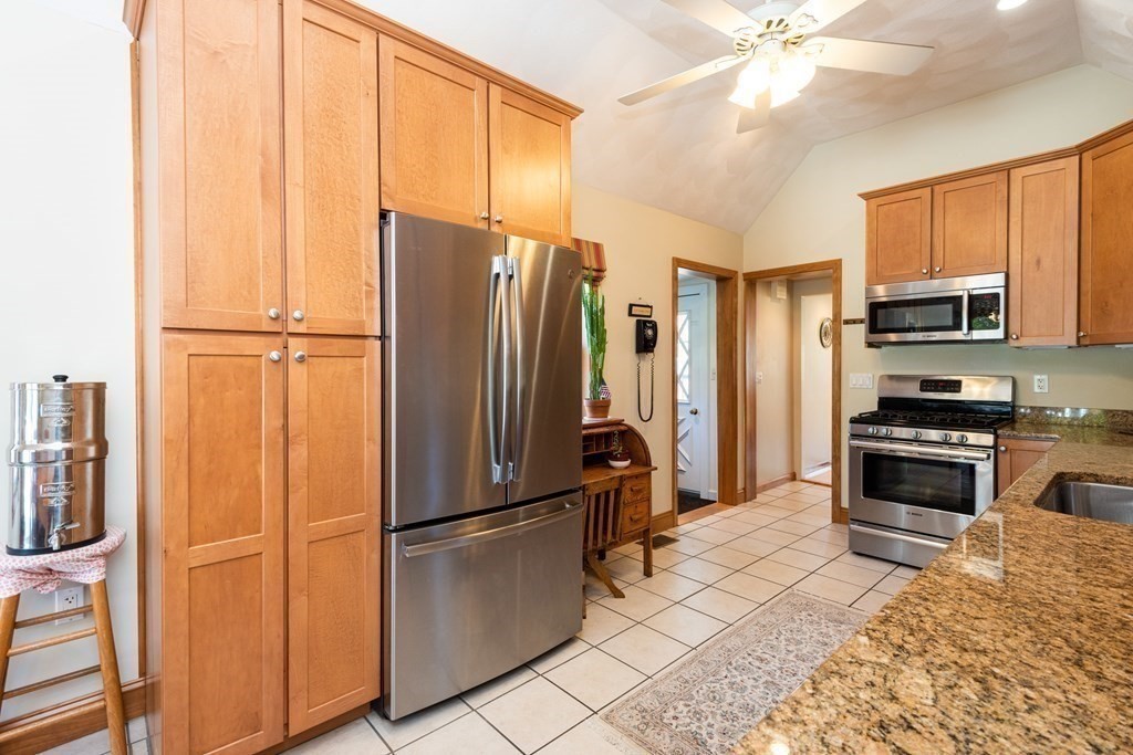 7 Maple Street, Unit 7 Reading, MA 01867 - Photo 9 of 40