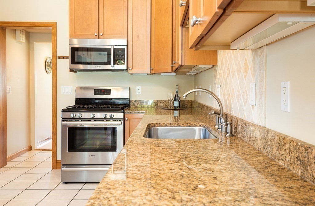 7 Maple Street, Unit 7 Reading, MA 01867 - Photo 10 of 40