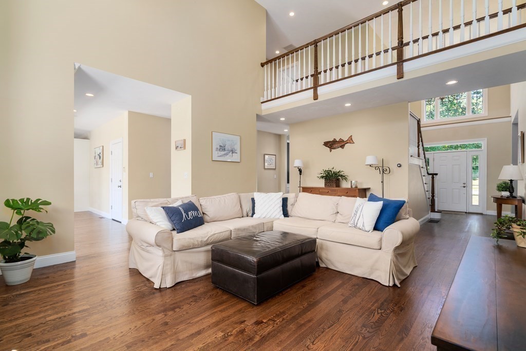 28 Mohawk Path Holliston, MA 01746 - Photo 5 of 35 Gallery Image 5