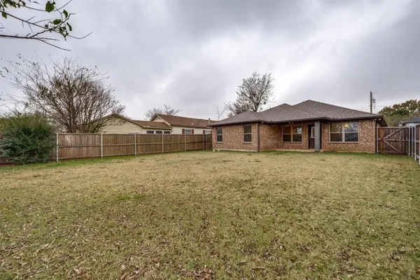 $1,800 | 2205 North Hickory Street, Sherman, TX 75092