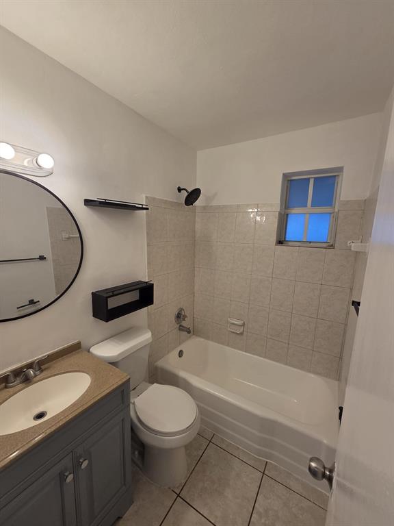 5751 Southwest 37th Street Davie, FL 33314 - Photo 3 of 11 a bathroom with a toilet a sink and bathtub