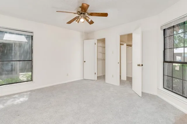 a view of empty room with a ceiling fan