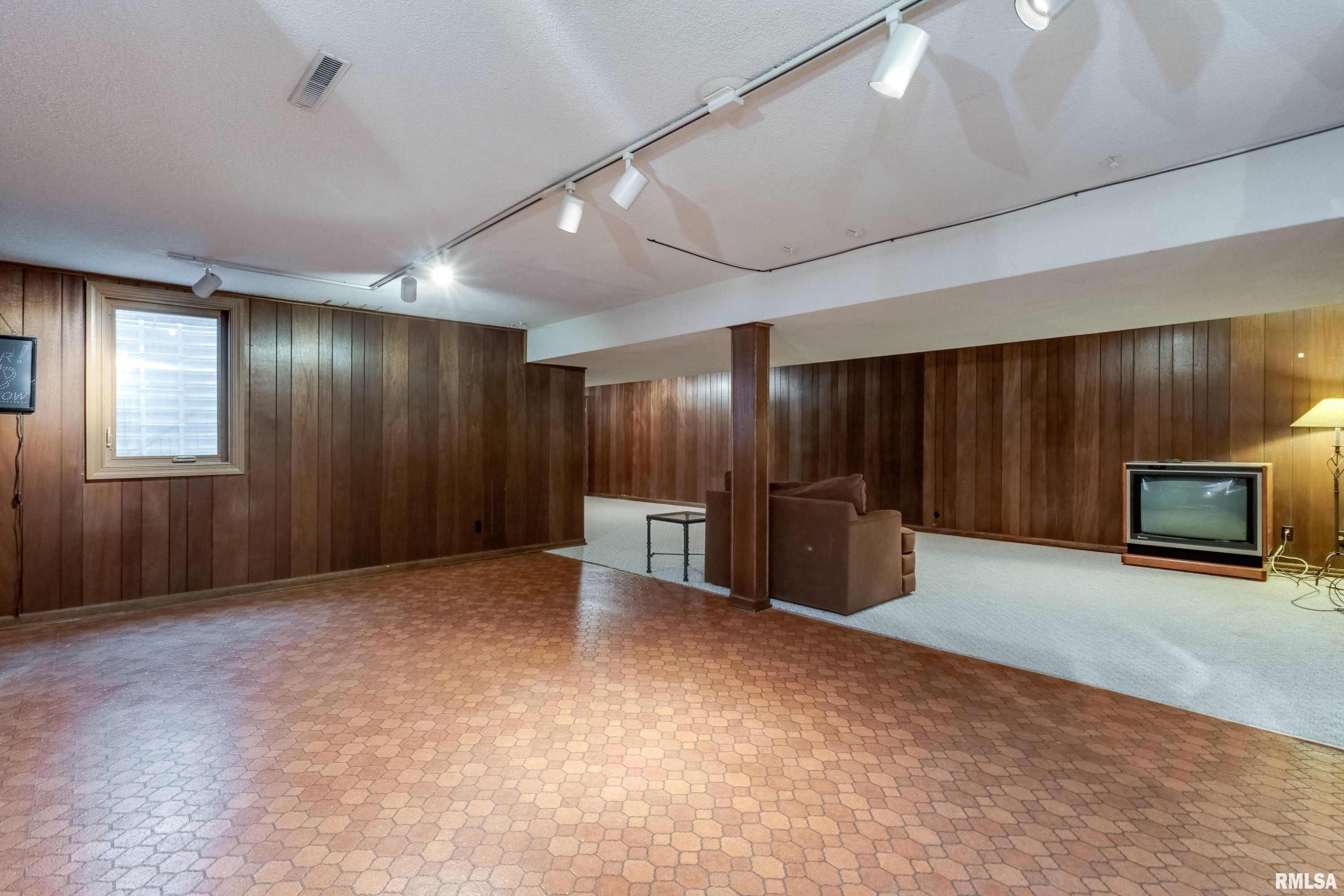 2221 Forest Road Davenport, IA 52803 - Photo 33 of 43 Gallery Image 33