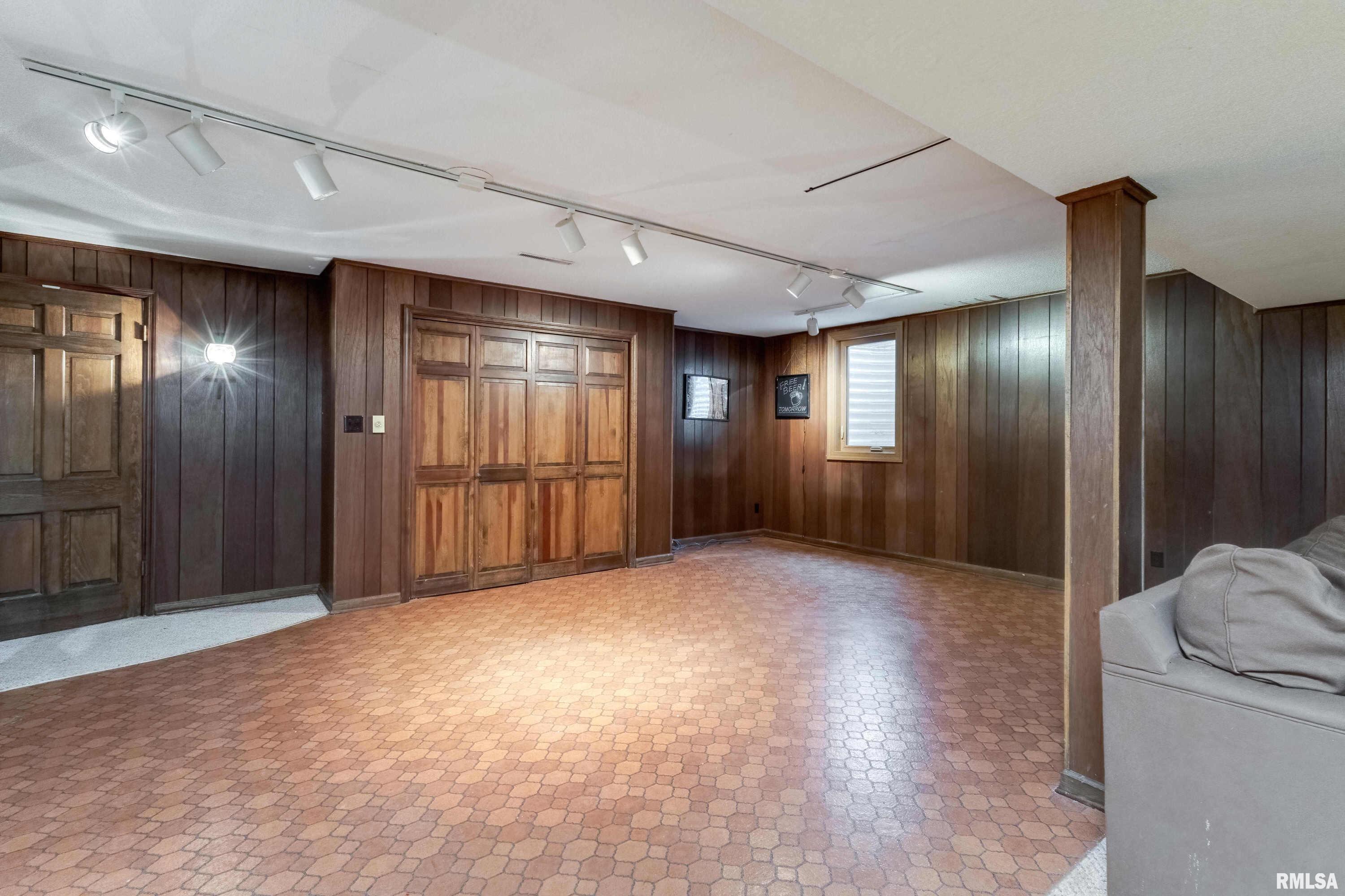 2221 Forest Road Davenport, IA 52803 - Photo 34 of 43 Gallery Image 34