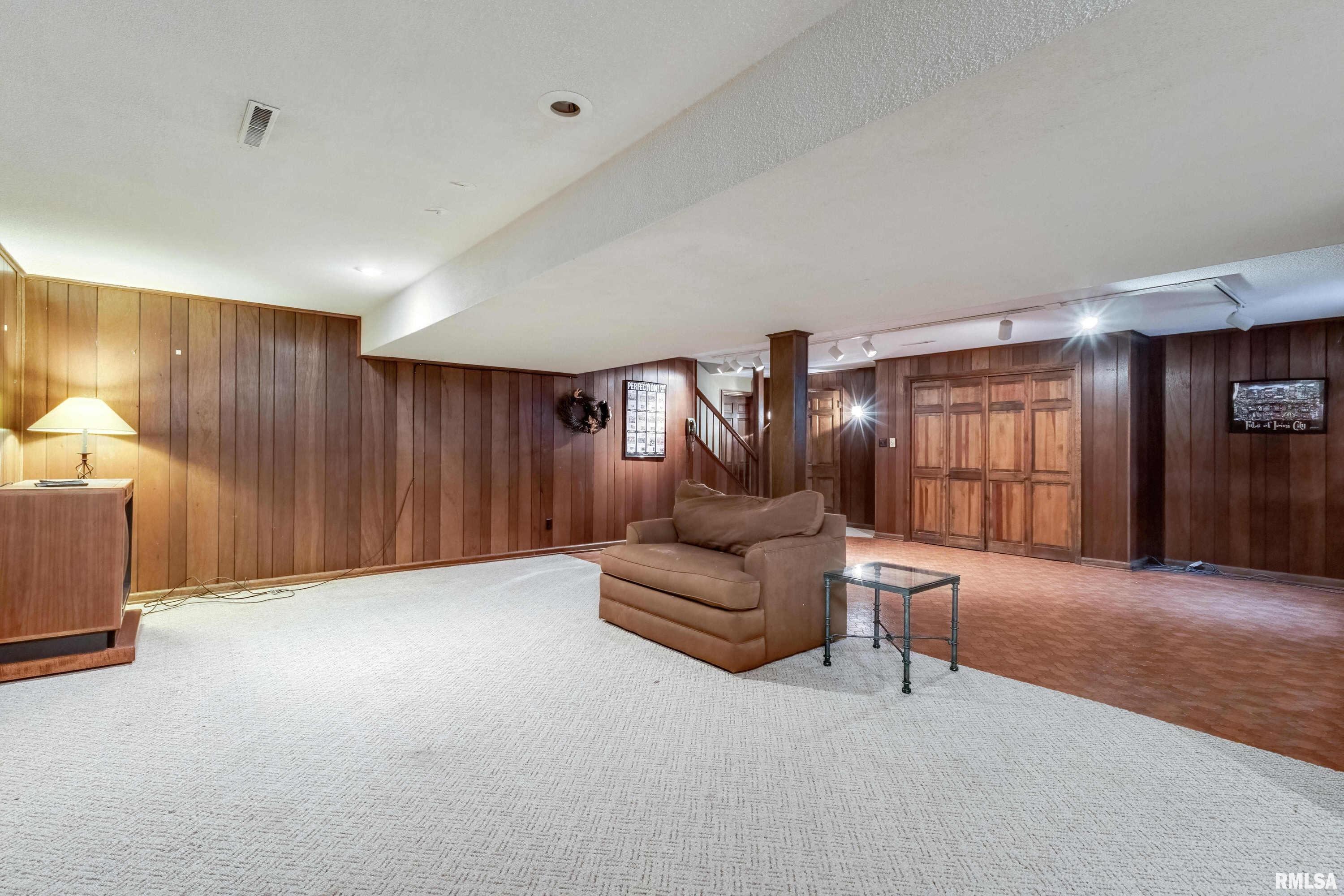 2221 Forest Road Davenport, IA 52803 - Photo 35 of 43 Gallery Image 35