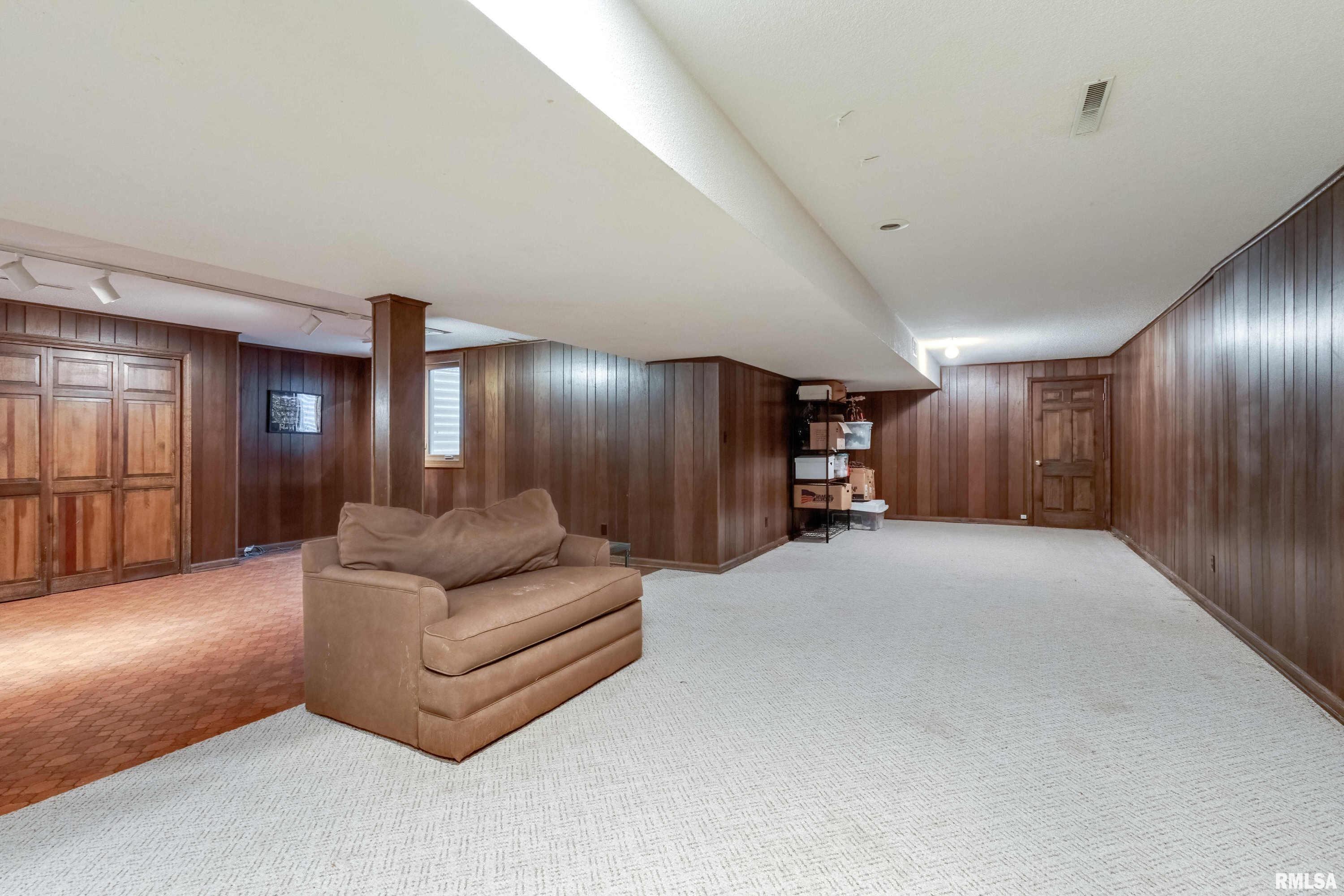 2221 Forest Road Davenport, IA 52803 - Photo 36 of 43 Gallery Image 36