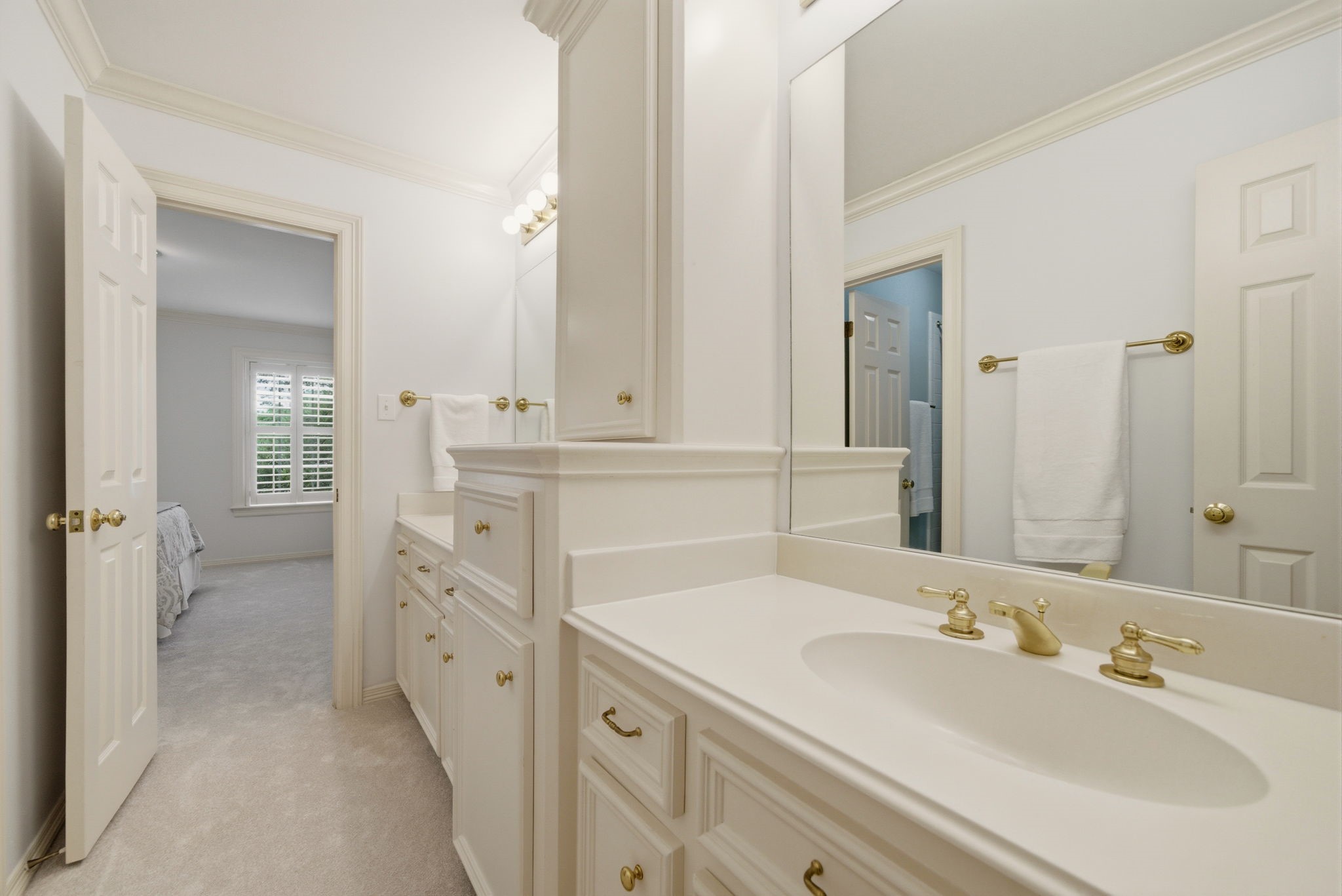 3 Martin Lane Spring Valley Village, TX 77055 - Photo 18 of 32 Jack and Jill style bath between a Guest Bedroom and Game Room.