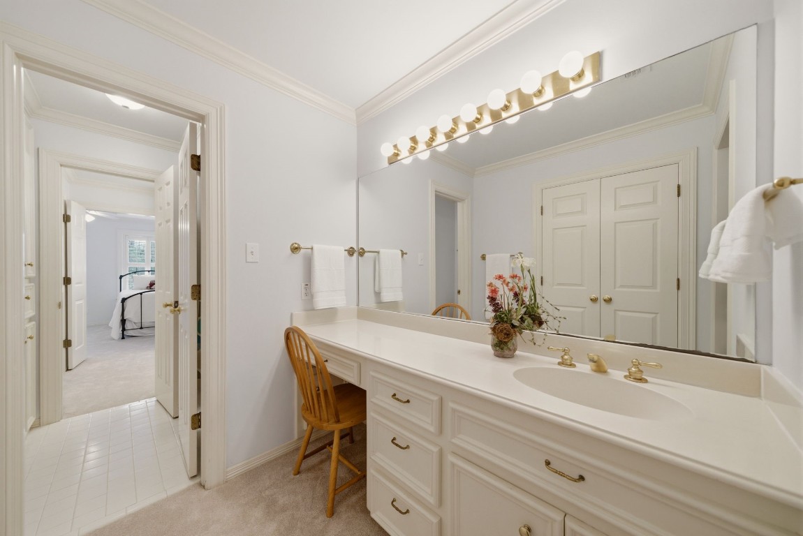 3 Martin Lane Spring Valley Village, TX 77055 - Photo 21 of 32 Jack and Jill style bath between the Guest Bedrooms.