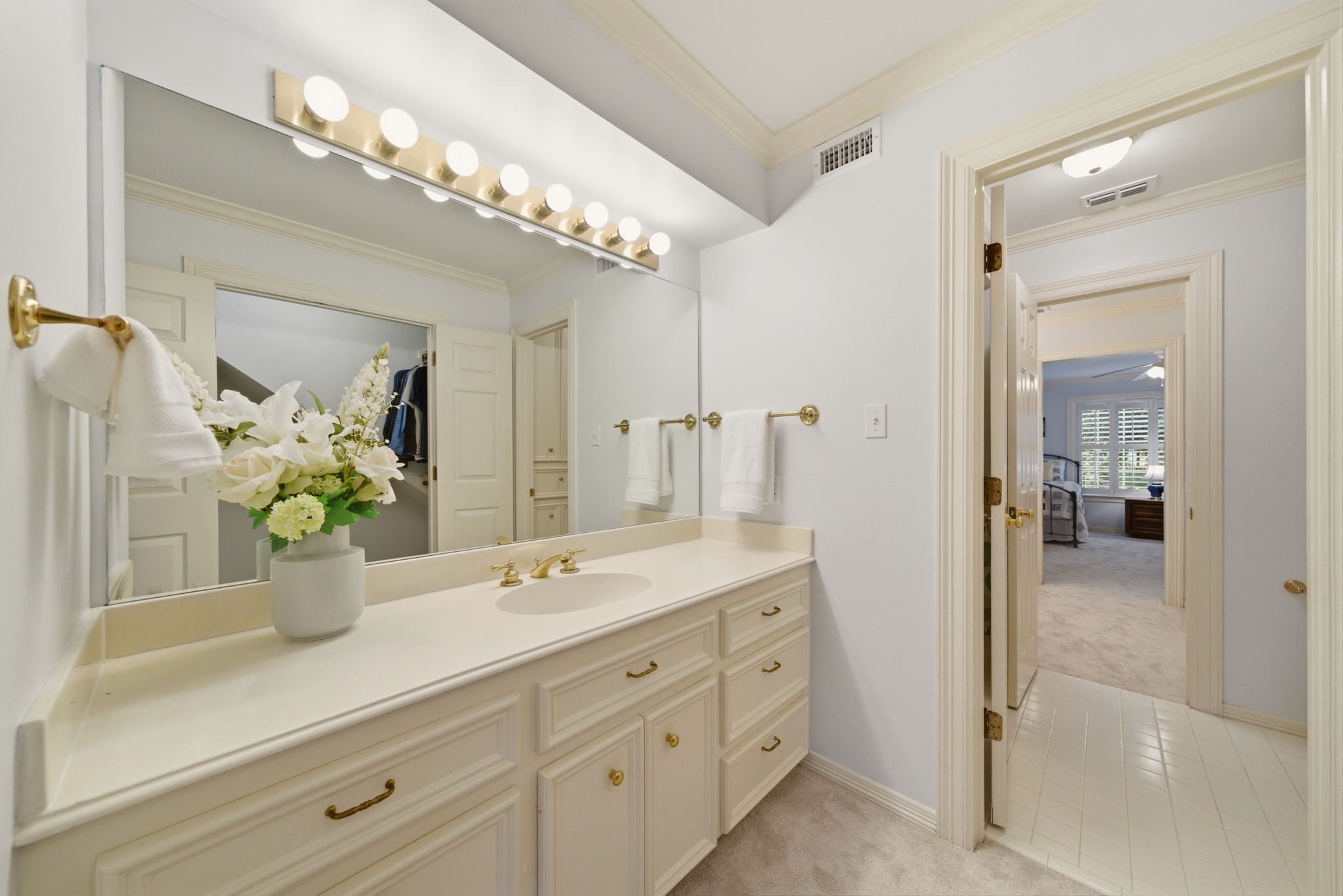 3 Martin Lane Spring Valley Village, TX 77055 - Photo 22 of 32 Guest Jack and Jill style Bathroom between Guest Bedrooms.