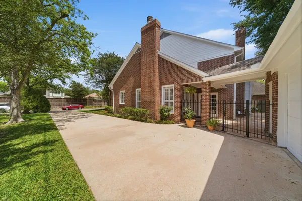 $1,685,000 | 3 Martin Lane, Spring Valley Village, TX 77055