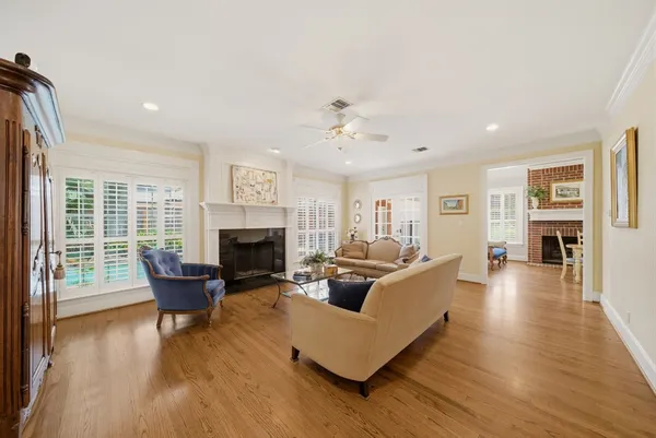 $1,685,000 | 3 Martin Lane, Spring Valley Village, TX 77055