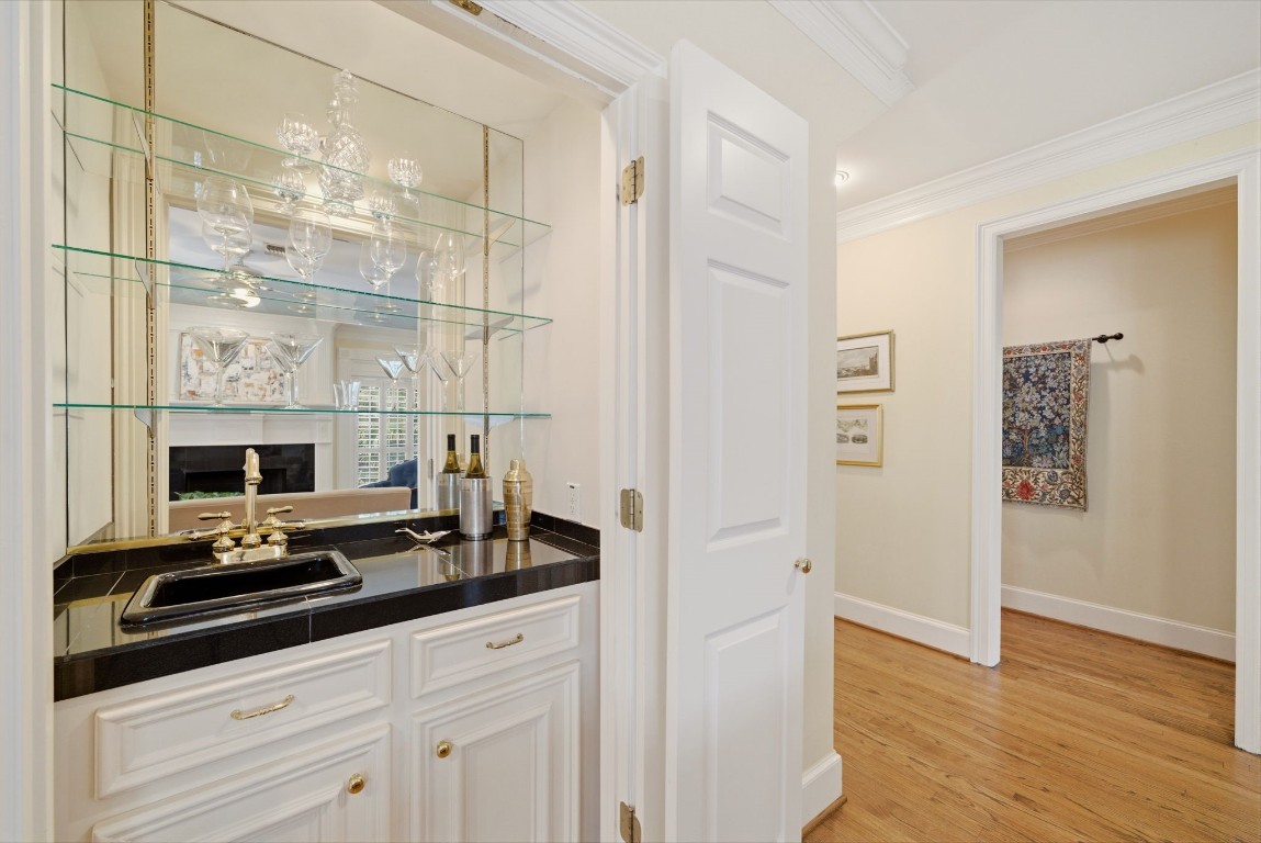 3 Martin Lane Spring Valley Village, TX 77055 - Photo 7 of 32 Wet bar in Living area.