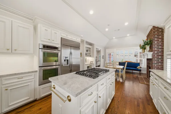 $1,685,000 | 3 Martin Lane, Spring Valley Village, TX 77055