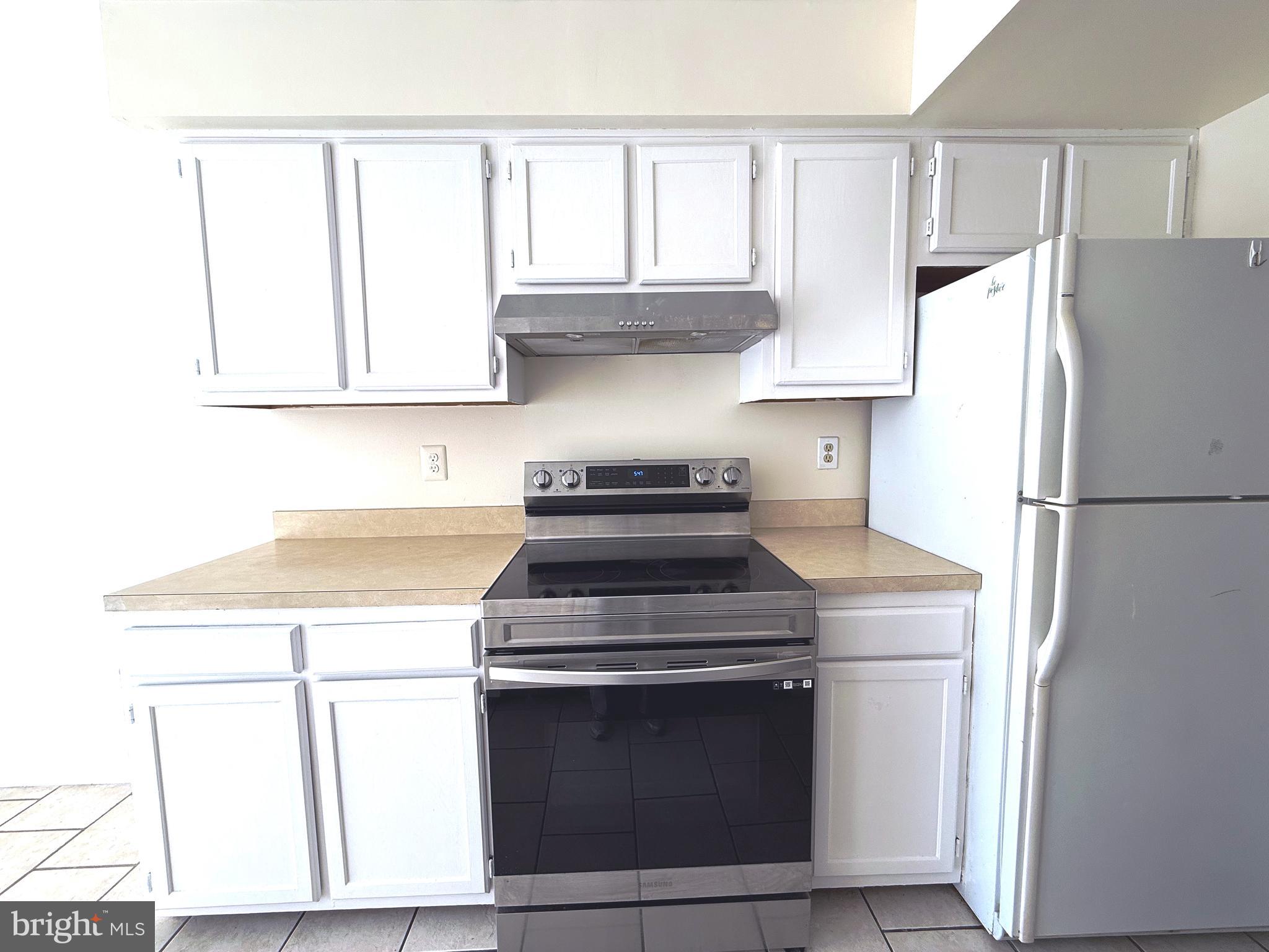 11 Wimbledon Court Silver Spring, MD 20906 - Photo 5 of 21 a stove top oven sitting inside of a kitchen
