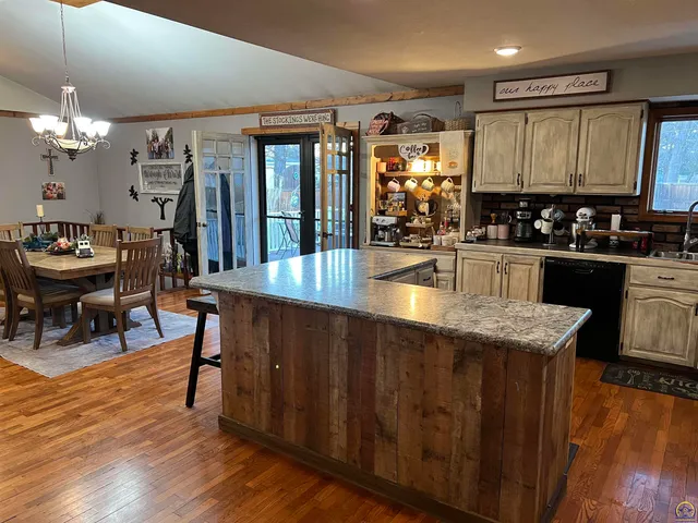 $339,900 | 703 Castle Street, Seneca, KS 66538