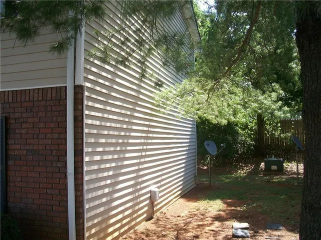 a view of a backyard