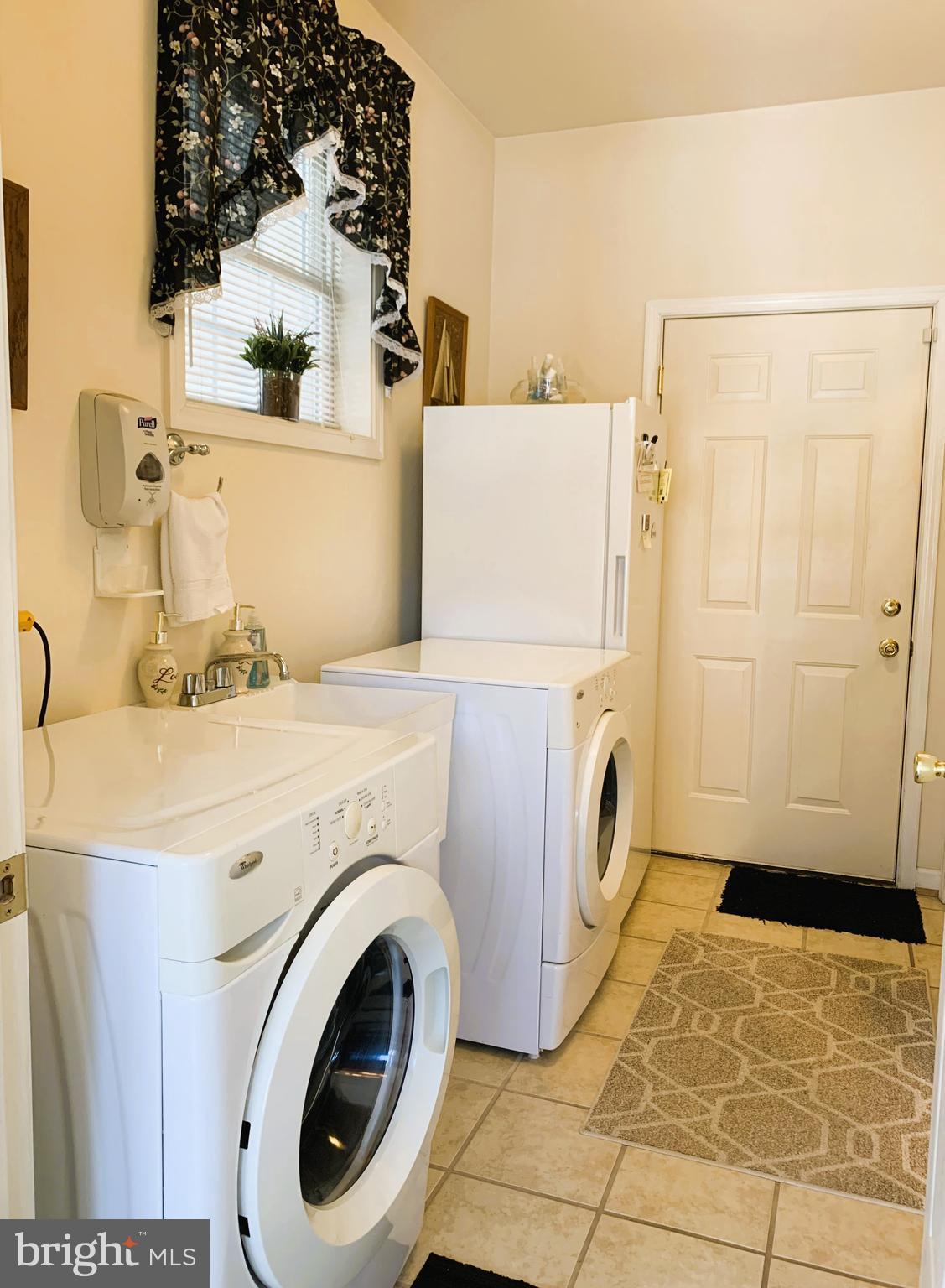 21112 Park Hall Road Boonsboro, MD 21713 - Photo 21 of 39 a utility room with dryer and washer