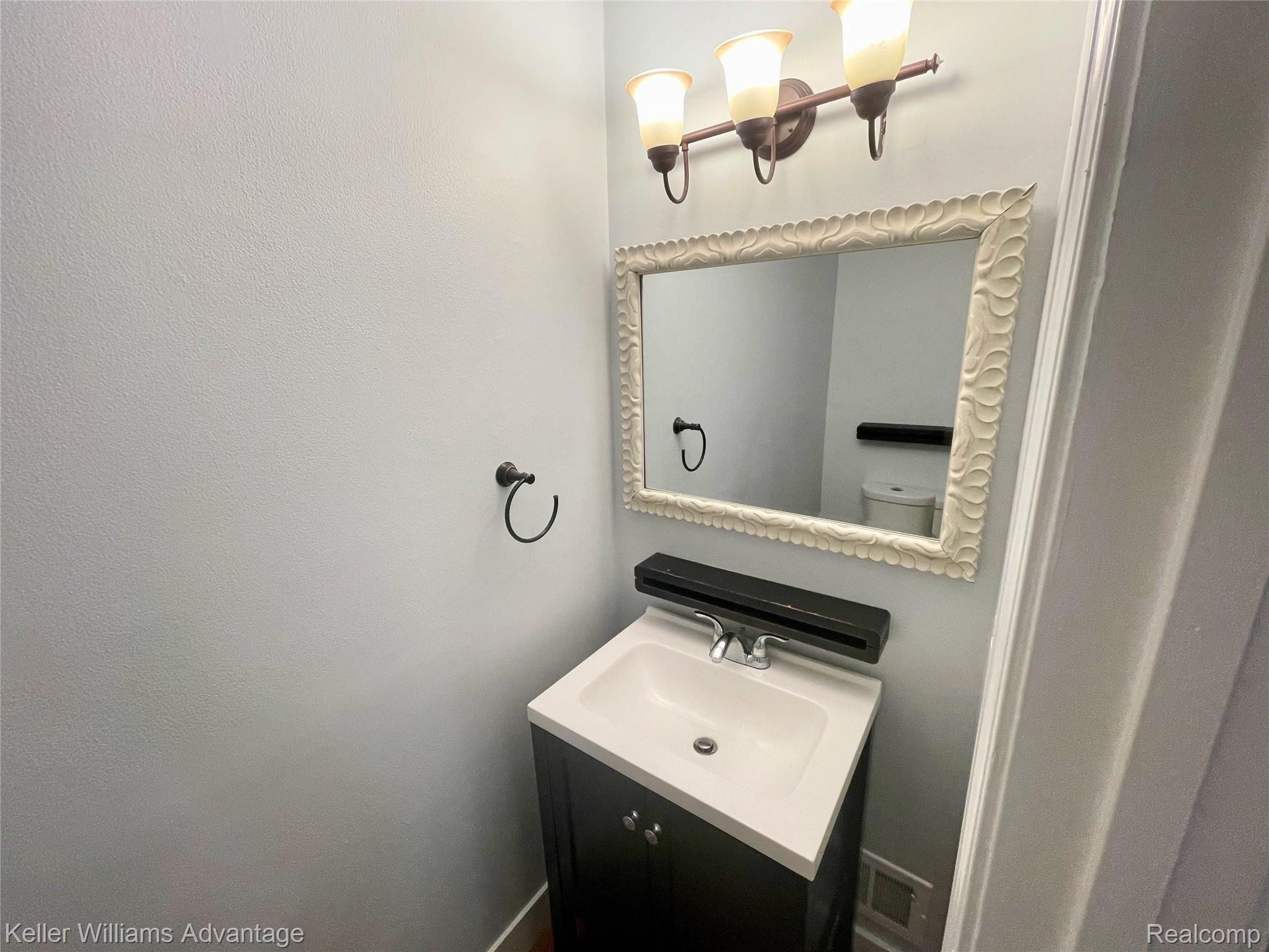23594 North Rockledge Novi, MI 48375 - Photo 5 of 22 Lav