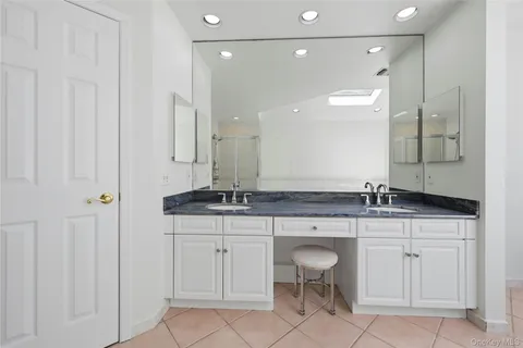 $1,750,000 | 4 Laurelwood Court, Dix Hills, NY 11746